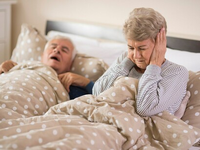 El síndrome de apnea obstructiva del sueño (SAOS), que conlleva pausas ventilatorias con una duración importante. La apnea genera una menor oxigenación durante la noche, retención de anhídrido carbónico y eso produce cansancio al día siguiente