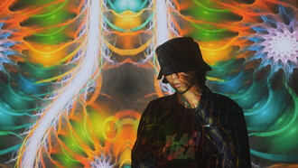 Me dejé llevar por su danza de erotismo, y no obstante recuerdo que en varias ocasiones quise...