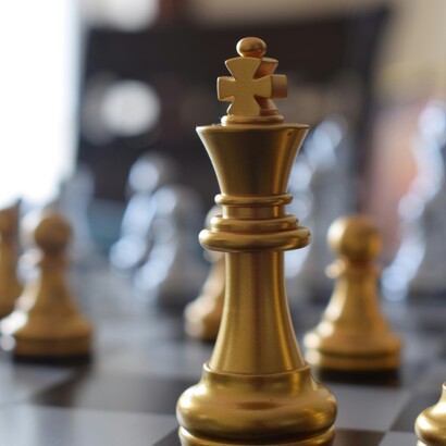 Attraverso la cooperazione ciclica tra elementi, l’iperciclo trasforma il caso in organizzazione e il disordine in forma