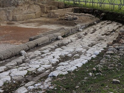  La Via Traiana fu inaugurata dall'imperatore Traiano intorno al 109 d.C. come parte di un più ampio programma di infrastrutture per migliorare la comunicazione e il commercio nell'impero. Egnazia, antica città romana, resti della Via Traiana che passava lungo il centro abitato, Puglia, Italia