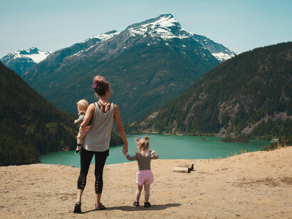 Mãe e filha apreciam vista de montanha na Patagônia, Argentina