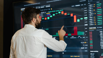 Dans le sport comme en finance, les chiffres deviennent un avantage stratégique — l’œil des analystes compte autant que celui des entraîneurs