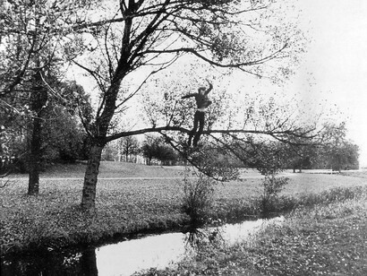 Bas Jan Ader, Broken fall (organic), Amsterdamse Bos, Holland, 1971. Mit freundlicher Genehmigung der Hamburger Kunsthalle