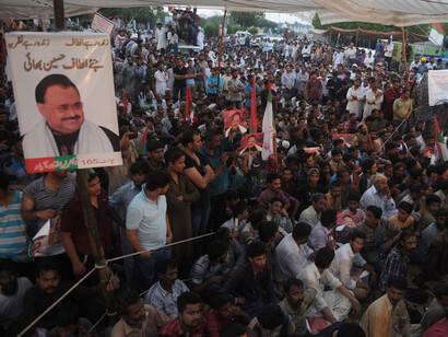 Pakistani supporters of the Muttahida Qaumi Movement (MQM)