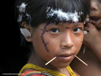 Bambina Akuntsu con le decorazioni tradizionali