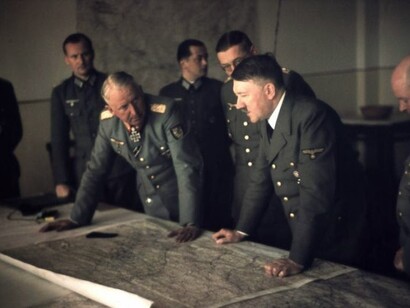 Nicolaus von Below (cortado), Gerhard Engel, Erich von Manstein, Joachim Meichßner, Theodor Busse, Adolf Hitler y Kurt Zeitzler en el Cuartel General del Führer el 15 de septiembre de 1943