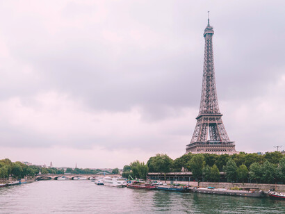 La Torre Eiffel ubica en Paris (Francia) es uno de los monumentos mas icónicos del continente europeo