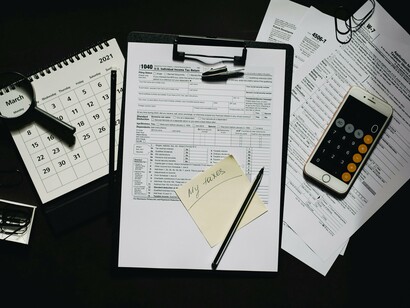 Documentos fiscais. A ligação entre o cadastro predial e as finanças públicas é igualmente significativa. O conhecimento exato do território permite uma atualização mais justa da matriz predial e, consequentemente, uma aplicação mais equilibrada do Imposto Municipal sobre Imóveis (IMI). A inexistência de cadastro ou a omissão de prédios nos registos matriciais compromete a justiça fiscal, pois leva a que muitos imóveis não sejam devidamente taxados. Ao atualizar e completar o cadastro, o Estado garante que todos os proprietários contribuem equitativamente para os encargos públicos, reduzindo a evasão fiscal e melhorando a transparência do sistema tributário