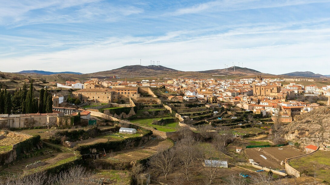 Un territorio se convierte en paisaje cultural cuando una institución decide nombrarlo de esa manera. Ágreda fue una importante localidad durante la Edad Media como estratégico emplazamiento en la frontera con los reinos de Castilla, Aragón y Navarra. La villa tiene un patrimonio monumental muy diverso gracias a su importancia como centro de artes y artesanías donde cristianos, judíos y descendientes de árabes convivieron en paz. Vista del casco viejo de Ágreda, provincia de Soria, Castilla y León, España