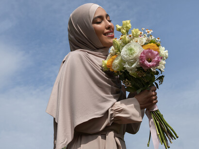 La femme comme symbole de résistance, fleurissant au cœur du changement social et culturel, empowerée par son propre être