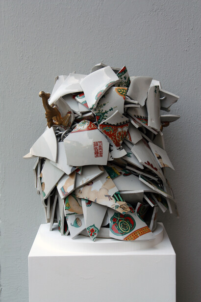 Nothing asit seems, 2017, ceramica, alluminio, misure variabili. Courtesy of Galleria Antonio Verolino