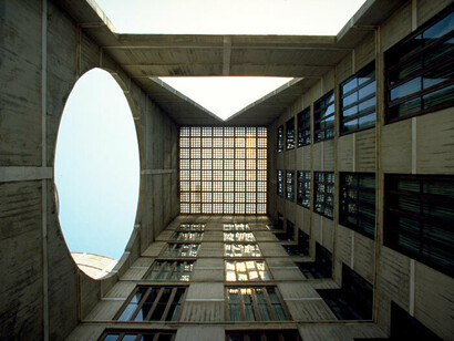 O lirismo corbuseriano da arquitetura de Kanh é inegável