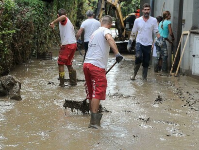Volontari al lavoro per liberare le strade dal fango