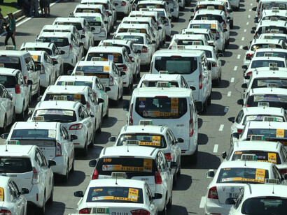 Taxis parados en la Castellana (Madrid)