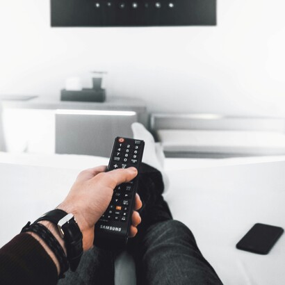 Essere nell’epoca della saturazione significa stare al ritmo di un’eccitante abbuffata dall’alto, anche se si è consapevoli di una crescente insoddisfazione psichica 