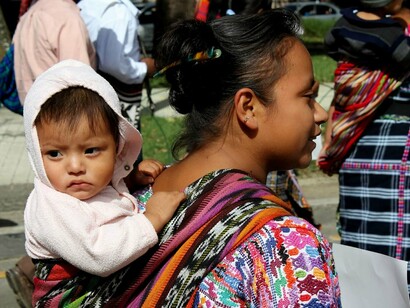 Una mujer indígena con su bebé