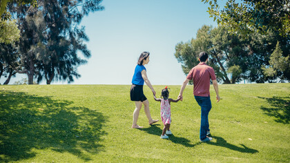Casal em primeiro passeio com a filha