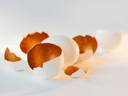 Cascarones de huevo con el interior pintado en color oro. Dentro de la envoltura protectora, se desarrolla el encuentro y unión de lo femenino con lo masculino, matrimonio sagrado de la dualidad, generador del «embrión dorado»