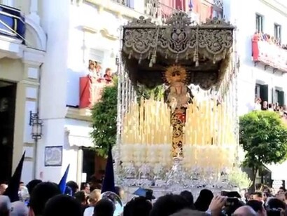 Semana Santa en Sevilla. LA Virgen de la Estrella saliendo de su capilla en Triana