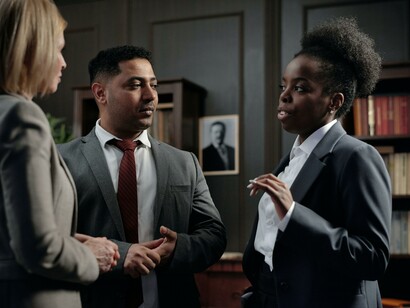 Ou, poderiamos entender que será a política a dar o exemplo ao futebol?