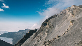Cresta rocciosa del lato ovest del Monte Meru, Tanzania (Elliott Engelmann)