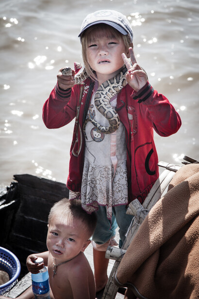 Bambini e serpenti sul lago Tonle Sap