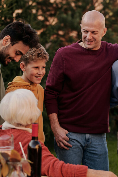 Reflexões em almoço de família sobre as complexas interações entre o poder público, o crime e os movimentos sociais nas grandes cidades brasileiras, como Rio de Janeiro e São Paulo, Brasil