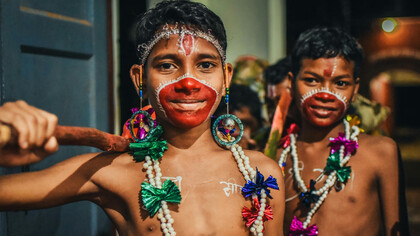 Diversidade cultural de crianças em festa hindu