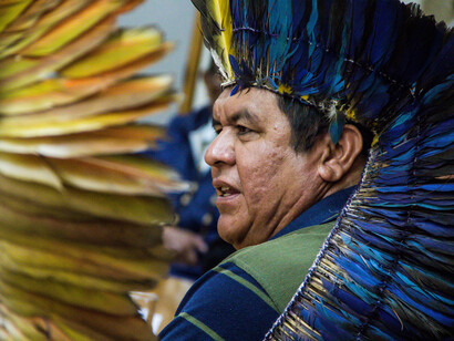 La colonización se hizo cargo de hacernos pensar y creer que estamos por de abajo de otros, cuando las riquezas están dentro de nuestros territorios, incluidos los que llamamos cuerpos. Sala Sexta del Consejo Terena, 30 06 2017 - Brasilia DF, Brasil