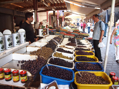 Variedad de olivas en el mercado central de Atenas