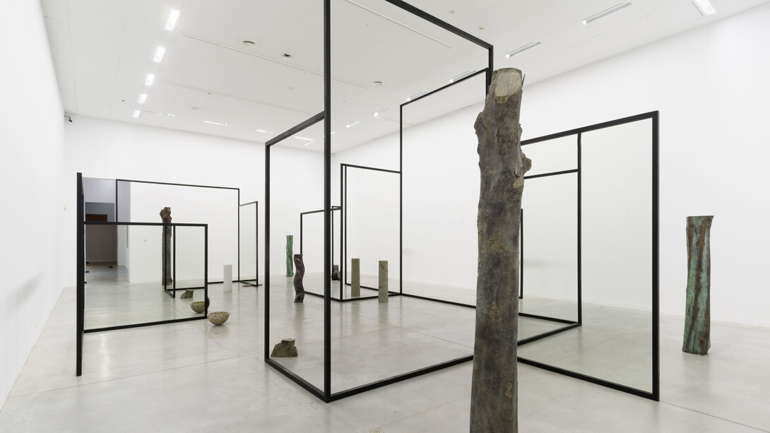 Alicja Kwade, Dusty die, vue de l'exposition. Avec l'aimable autorisation du M-Museum de Louvain