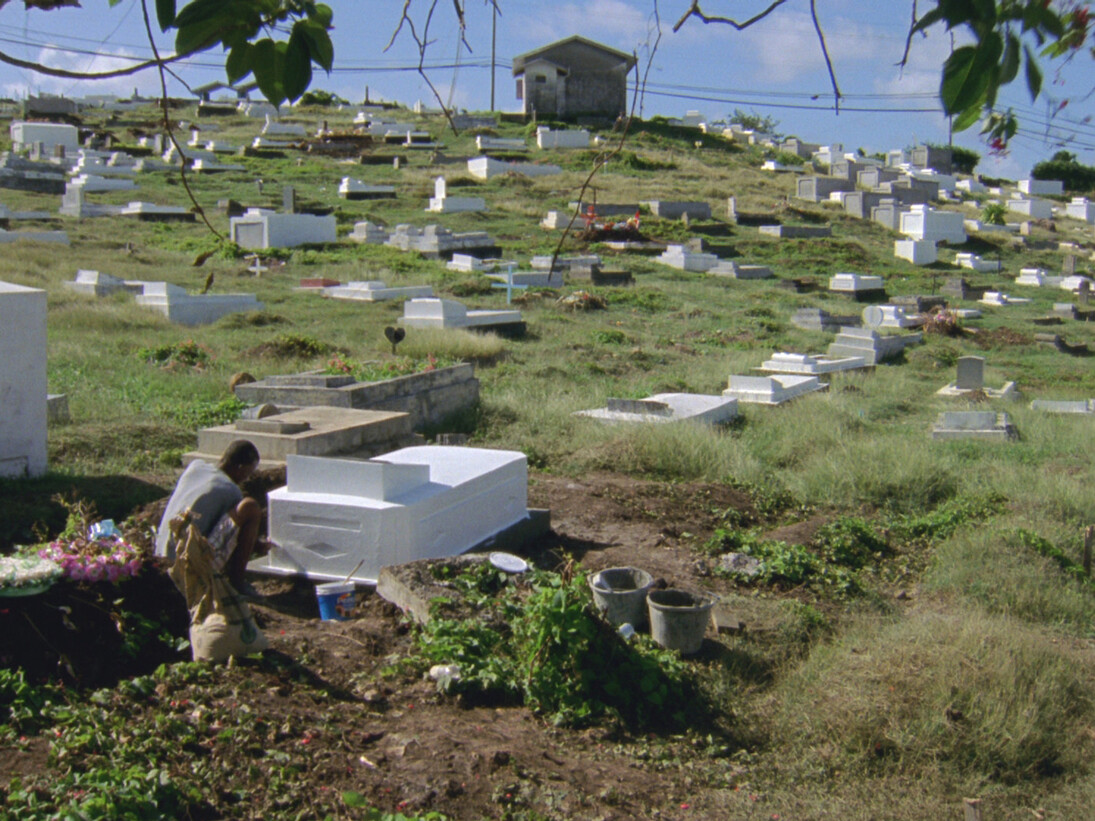 Image extraite de Steve McQueen, Ashes , 2014-15, double projection vidéo HD synchronisée (transférée d’après des films
8mm et 16 mm), son, écran double-face, affiches. 20 min.31 sec.
Still images of Steve McQueen, Ashes , 2014-15, two-channel synchronized HD video (transferred from 8mm and 16mm
film) with audio, projected onto two-sided screen; posters. 20 min. 31 sec.