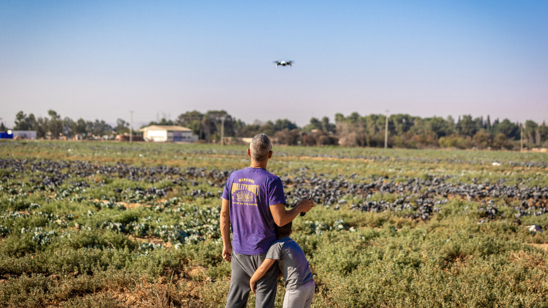 Agricultor e seu filho usam drone para estudar a plantação