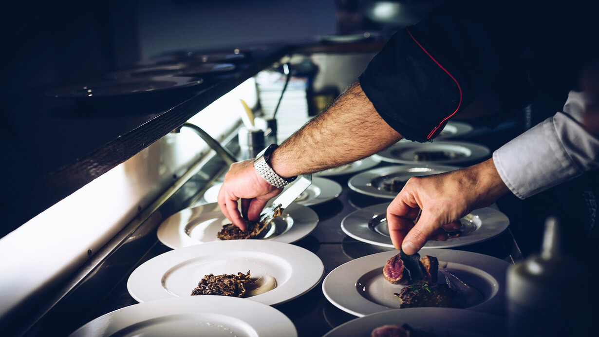 Finalização de pratos. Nestes restaurantes, ter à disposição este tipo de iguarias significa, em primeira mão, satisfazer os seus clientes