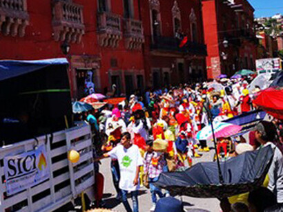 Quería darle una vida diferente a su hijo a partir de una relación en donde lo estructural pudiera complementarse con lo emocional de una forma natural. Conmemoración a San Antonio de Padua. San Miguel de Allende, Guanajuato, México