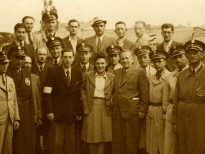 Policías judíos y miembros del Judenrat en una boda en el gueto de Bochnia, Polonia, junio de 1942