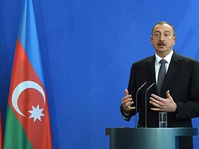 Il presidente azero Ilham Aliyev durante un comizio