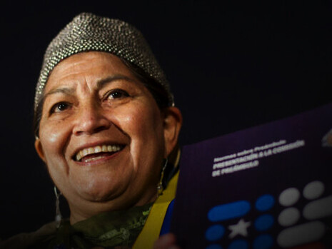 Elisa Loncon, presidenta de la Convención Constitucional en Chile, sostiene el borrador de la Nueva Constitución