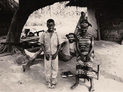 Dogana di Missira, Franco si gode l’amaca della famiglia Boier, Guinea Conakry, Africa