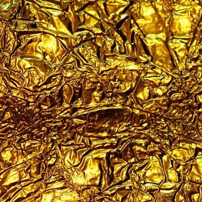 L’oro, fin dall’antichità, è stato associato alla luce, al divino, all’immortalità e al potere, diventando molto più di un semplice metallo prezioso