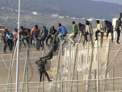 Pugna entre inmigrantes y fuerzas de seguridad en la valla