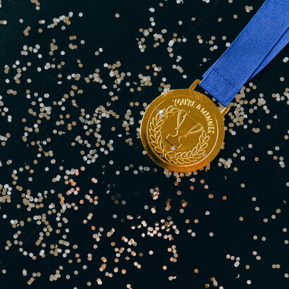 Uma medalha de vencedor representa a coragem de enfrentar desafios e perseguir ambições sem medo

