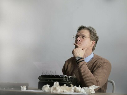 Homem contempla a própria falta de ideias. Limitado ou condicionado pela já pífia pequenez temporal da vida humana, o ser escrevente desfalece no momento crítico