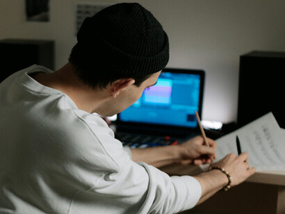 Apesar dos avanços da IA, o trabalho humano continua essencial para transmitir a emoção e a autenticidade na arte e na produção cultural