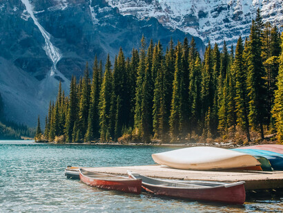 Traveling broadens perspectives, boosts mental and physical health by reducing stress and increasing happiness, and fosters personal growth through new cultural experiences and challenges