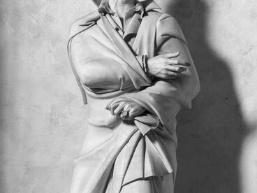 Nel silenzio della basilica, l’arte e la memoria si abbracciano tra affreschi, sepolcri e cenotafi eterni. Nella foto la scultura del sepolcro monumentale che ritrae Ugo Foscolo, opera dello scultore Antonio Berti, 1939. Basilica di Santa Croce, Firenze, Italia