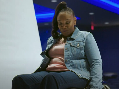 Cuatro disparos la alcanzaron por la espalda. Una de esas balas le impactó la columna vertebral, paralizándola del pecho para abajo. Zappos Adaptive & Runway of Dreams; la historia de Rhoda Mills