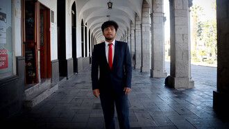 Salvador es una persona cuya historia y pasiones lo definen con intensidad y dedicación