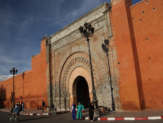 Les remparts de la ville de Marrakech au Maroc ne ferment pas la ville : ils protègent ce qu’elle garde de plus précieux. Derrière ces murs couleur terre battue, neuf siècles d’histoires continuent de respirer