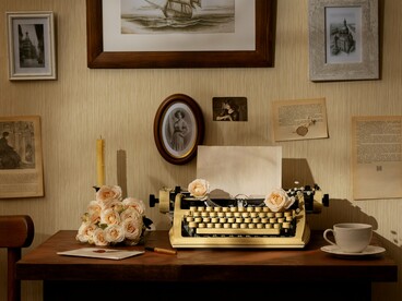 Passei a trabalhar em outra peça, muito de minhas lembranças vividas em Brasília calma e silenciosa em contrapartida a ouvir de madrugada o canto dos galos nos Morros da Babilônia e do Chapéu Mangueira, acima da Rua Gustavo, no Leme, onde morei mais de seis anos, e das buzinas de carros 24h, mesmo que naquela região da Zona Sul do Rio, seja perto de tranquila